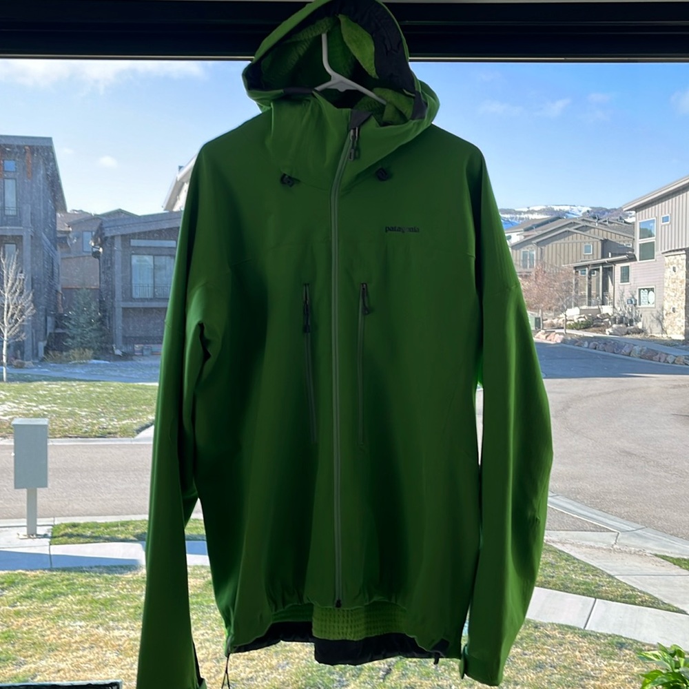Men’s XL Patagonia soft shell fleece lined hoodie